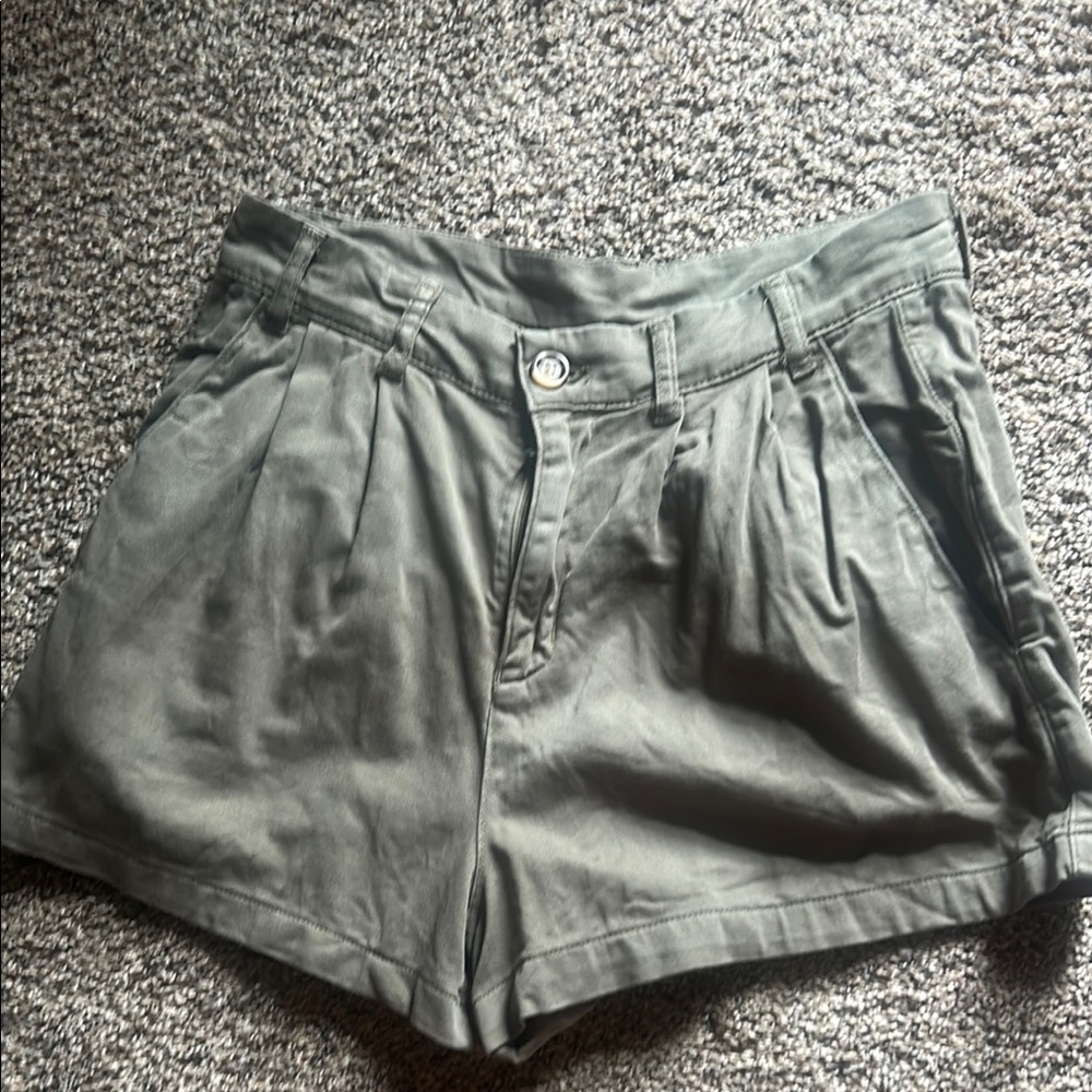 Free People Green Cargo Shorts with Vintage-Inspired Pleats Size 2